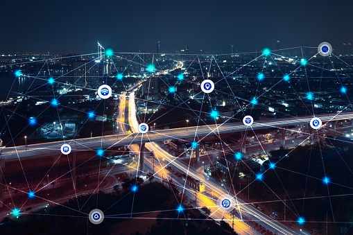 Ville de nuit avec un réseau d'icônes connectées