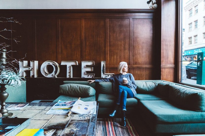 femme assise dans le salon d'un hôtel sur un canapé