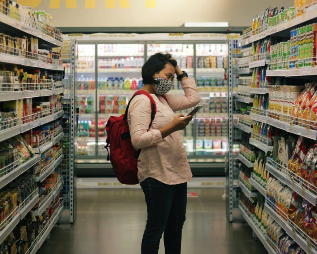 personne dans une épicerie fine